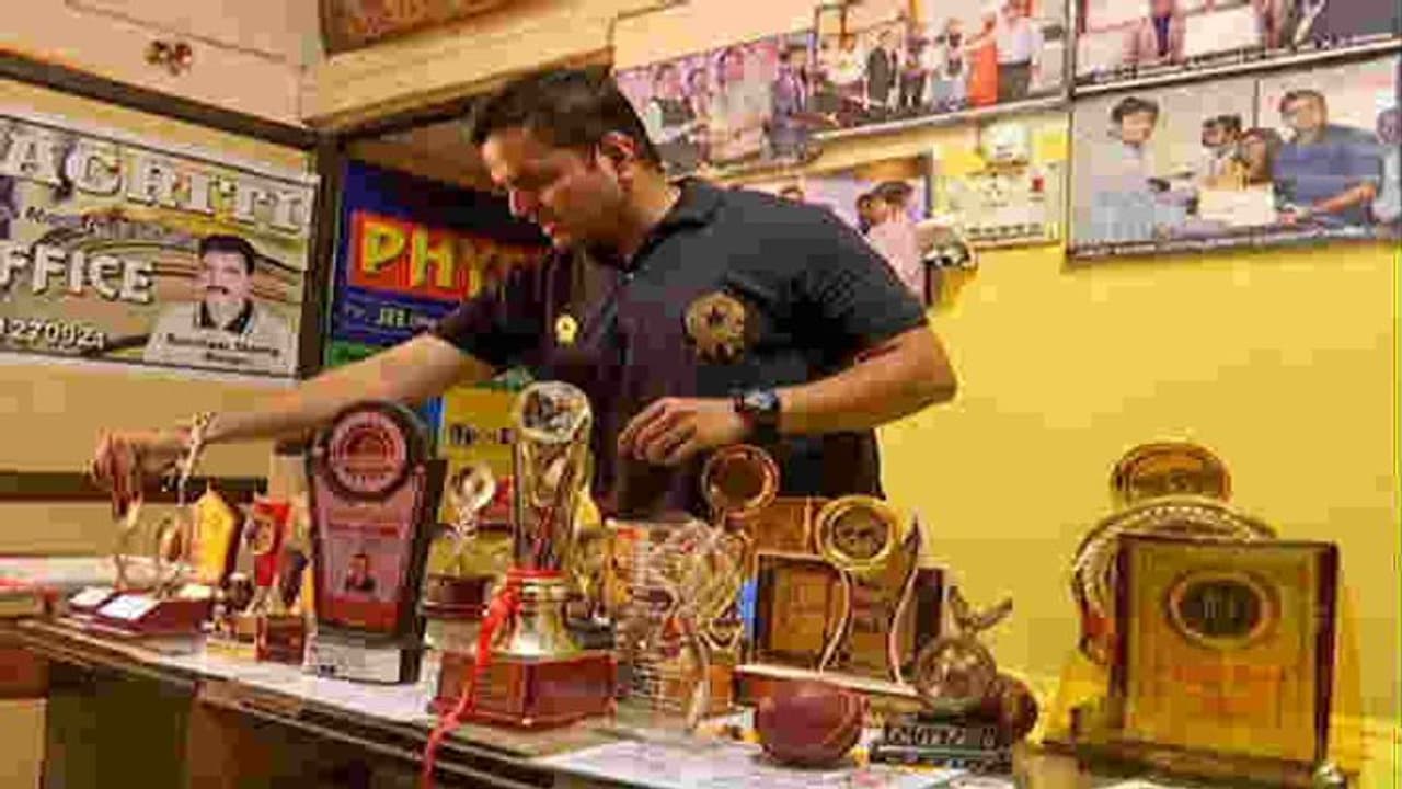 क्रिकेट छोड़ तैयार किए मैथ्स के 2500 फॉर्मूले, वर्ल्ड रिकॉर्ड में नाम दर्ज करा बढ़ाया बिहार का मान क्रिकेट छोड़ तैयार किए मैथ्स के 2500 फॉर्मूले, वर्ल्ड रिकॉर्ड में नाम दर्ज करा बढ़ाया बिहार का मान