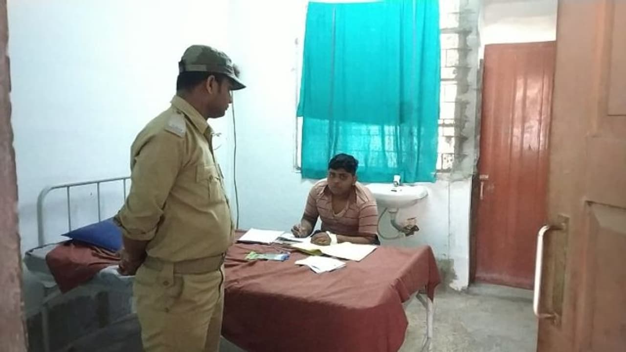 উচ্চমাধ্যমিকে করোনা আতঙ্ক, হাসপাতালে বসেই বাকি পরীক্ষা দিল নদিয়ার ছাত্র উচ্চমাধ্যমিকে করোনা আতঙ্ক, হাসপাতালে বসেই বাকি পরীক্ষা দিল নদিয়ার ছাত্র