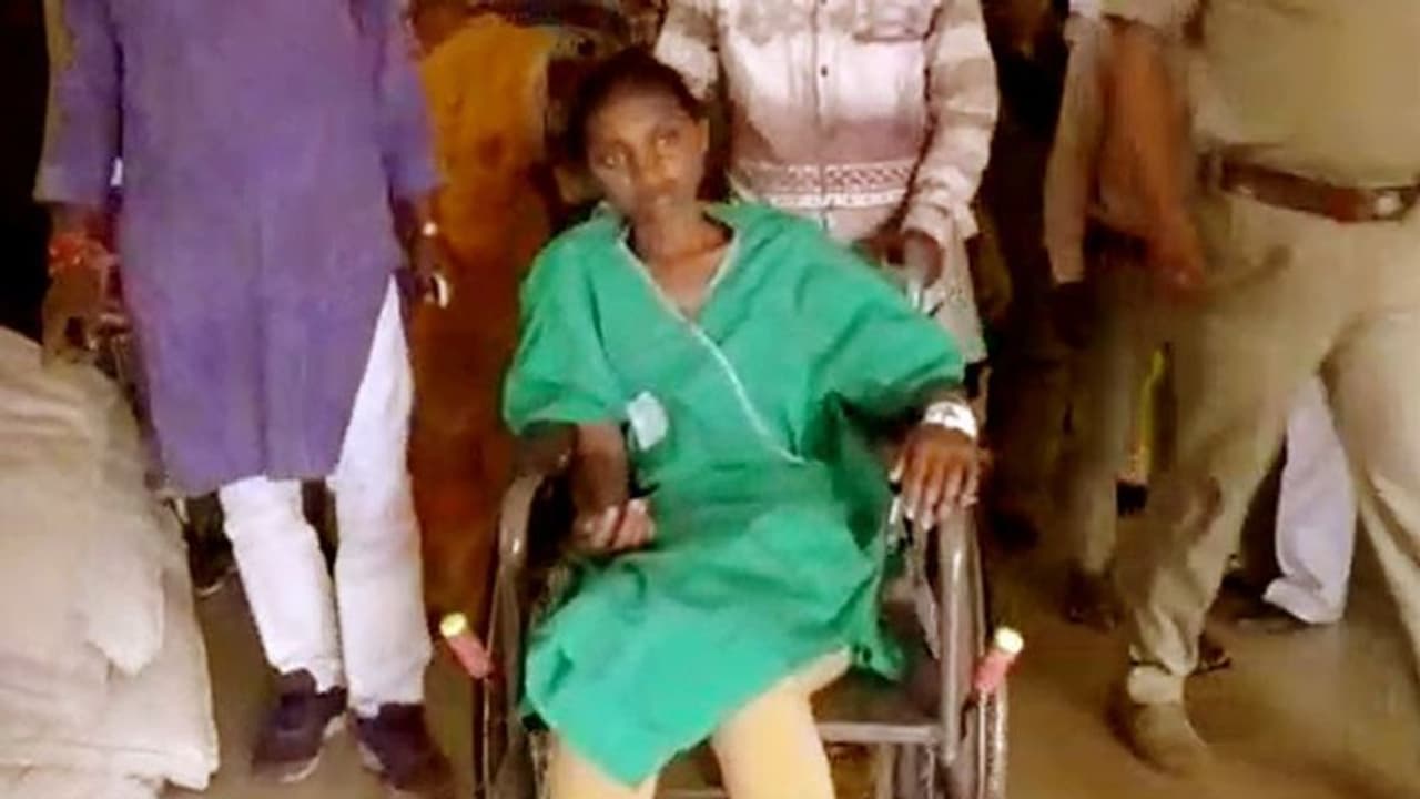 উচ্চমাধ্যমিকের প্রথম দিনেই বাজের আঘাতে বাবার মৃত্যু, হাসপাতালে বসেই পরীক্ষা দিল আহত মেয়ে উচ্চমাধ্যমিকের প্রথম দিনেই বাজের আঘাতে বাবার মৃত্যু, হাসপাতালে বসেই পরীক্ষা দিল আহত মেয়ে