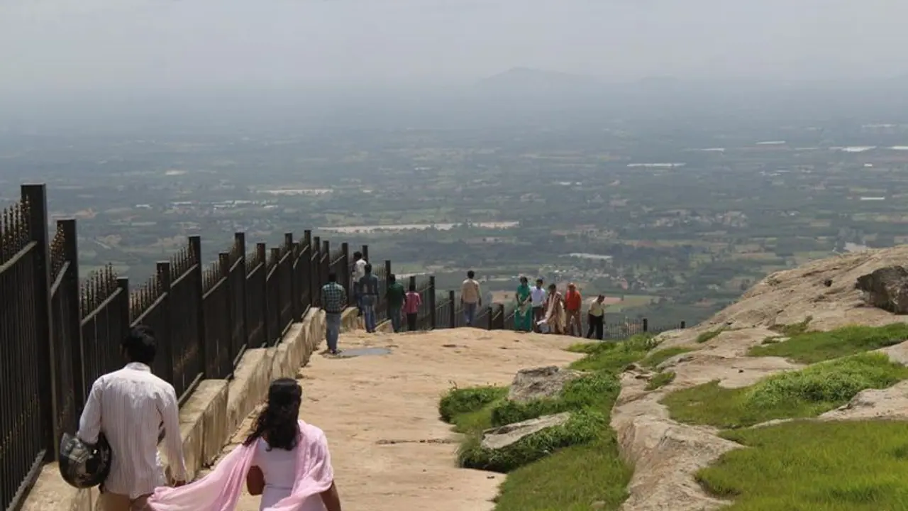 ನಂದಿ ಬೆಟ್ಟಕ್ಕೆ ಹರಿದು ಬಂದ ಪ್ರವಾಸಿಗರು: ಪ್ರಕೃತಿಯ ಮಡಿಲಲ್ಲಿ ಪ್ರೇಮ ಪಕ್ಷಿಗಳ ಕಲರವ