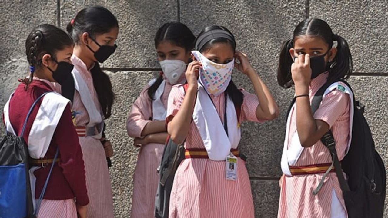 মাস্কের ভেতর কোনও চিরকূট নেই তো, পরীক্ষাকেন্দ্রের ভেতর ধন্দে শিক্ষকরা মাস্কের ভেতর কোনও চিরকূট নেই তো, পরীক্ষাকেন্দ্রের ভেতর ধন্দে শিক্ষকরা