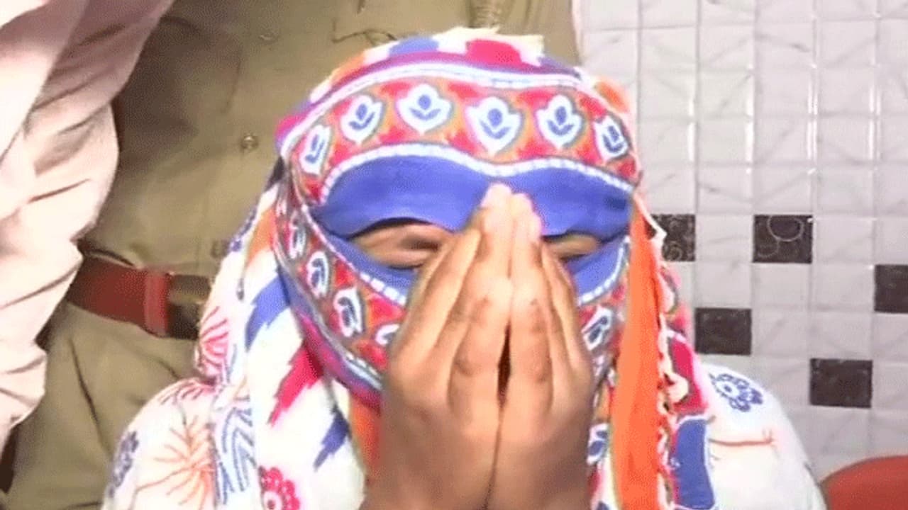 पहले विधवा से की शादी..फिर गर्लफ्रेंड के साथ लिए 7 फेरे, रोते हुए महिला ने सुनाई अपनी लव स्टोरी पहले विधवा से की शादी..फिर गर्लफ्रेंड के साथ लिए 7 फेरे, रोते हुए महिला ने सुनाई अपनी लव स्टोरी