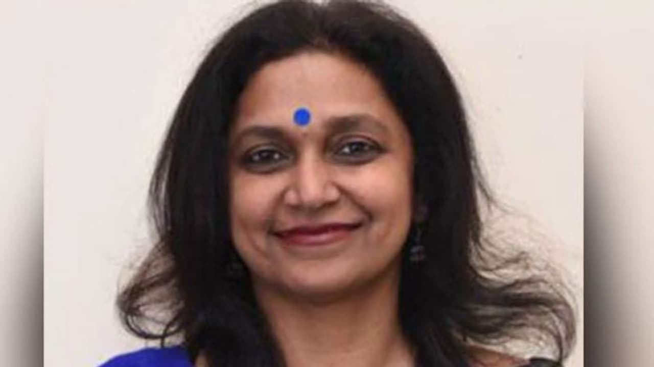 സാരി ഉടുത്തതിന്റെ പേരില് റെസ്റ്റോറന്റില് കയറ്റിയില്ല; വിവാദമായപ്പോള് മാപ്പ്! സാരി ഉടുത്തതിന്റെ പേരില് റെസ്റ്റോറന്റില് കയറ്റിയില്ല; വിവാദമായപ്പോള് മാപ്പ്!