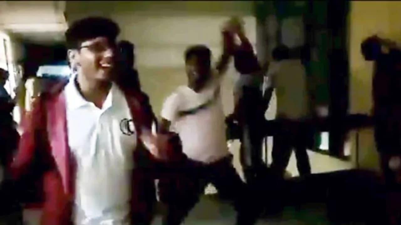 'ജയ് കൊറോണ', കൊവിഡ് 19 ഭീതിയില്‍ കൊളേജ് അടച്ചത് ആഘോഷിച്ച് ഐഐടി വിദ്യാര്‍ത്ഥികള്‍