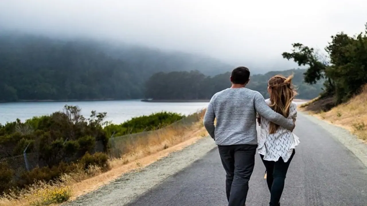 अपनाएंगे ये 5 तरीके तो रिश्तों में कभी नहीं आएंगी दूरियां, खुशहाल रहेंगे