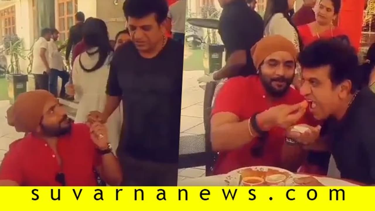 ಮಗುವಿನ ರೀತಿಯಲ್ಲಿ ಶಿವಣ್ಣನಿಗೆ ಕೈ ತುತ್ತು ಕೊಟ್ಟ ಶ್ರೀಮುರಳಿ! ಮಗುವಿನ ರೀತಿಯಲ್ಲಿ ಶಿವಣ್ಣನಿಗೆ ಕೈ ತುತ್ತು ಕೊಟ್ಟ ಶ್ರೀಮುರಳಿ!