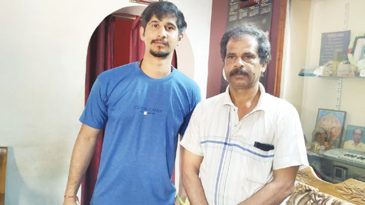 ಭಯವೇ ಬೇಡ ಎಂದ್ರು ಕೊರೋನಾ ಪೀಡಿತರ ಜೊತೆಗೆ ಇದ್ದ ಕಾರವಾರದ ಅಭಿಷೇಕ್ ಭಯವೇ ಬೇಡ ಎಂದ್ರು ಕೊರೋನಾ ಪೀಡಿತರ ಜೊತೆಗೆ ಇದ್ದ ಕಾರವಾರದ ಅಭಿಷೇಕ್