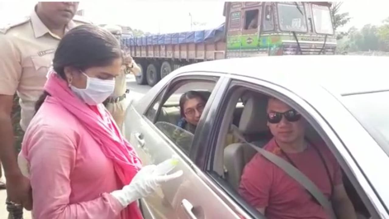 রাজ্য সীমান্তে করোনা জীবাণু টেস্ট, চলছে স্বাস্থ্য পরীক্ষার নাকা রাজ্য সীমান্তে করোনা জীবাণু টেস্ট, চলছে স্বাস্থ্য পরীক্ষার নাকা