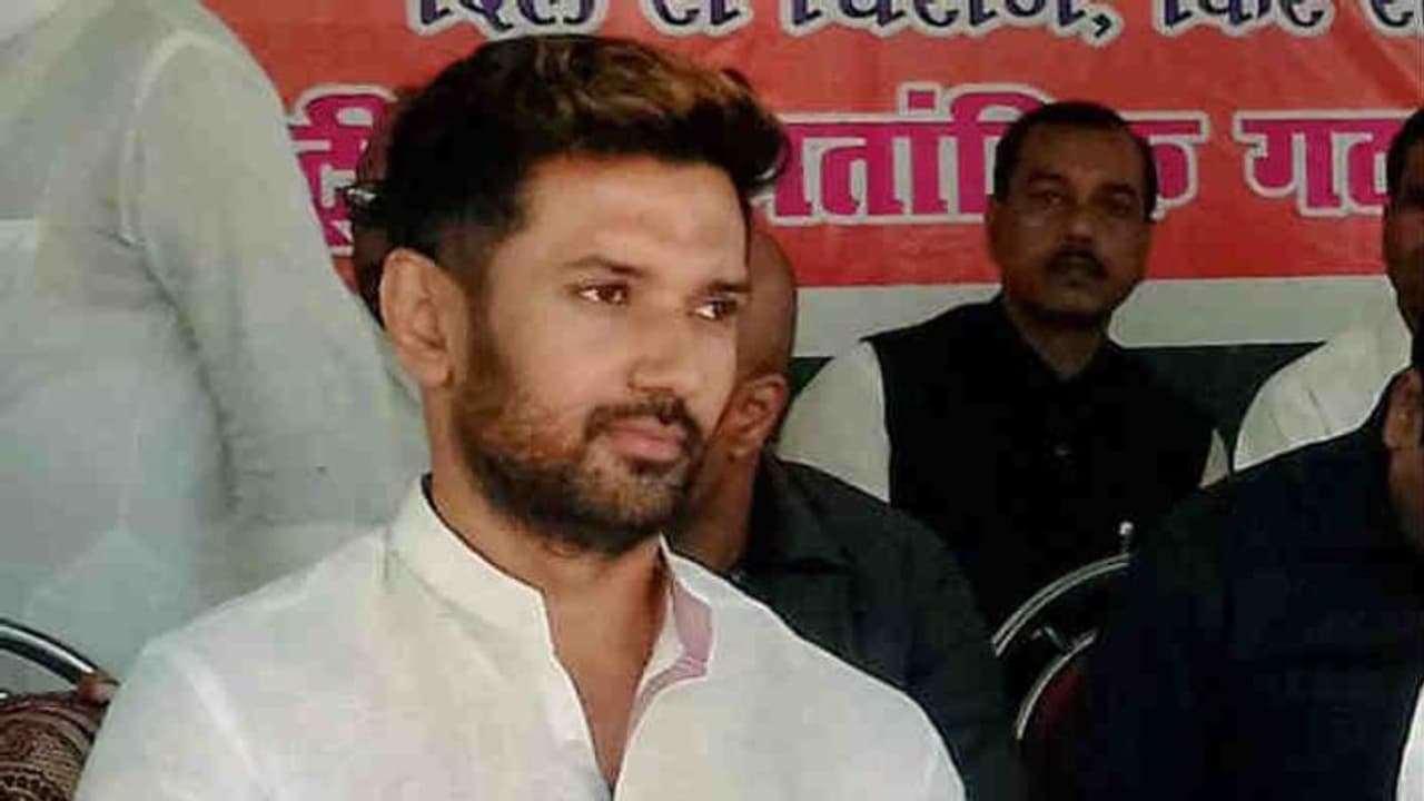 अपनी ही सरकार पर भड़के चिराग, बोले स्वास्थ्य सुविधा बदतर, हॉस्पिटलों में BP मशीन तक नहीं अपनी ही सरकार पर भड़के चिराग, बोले स्वास्थ्य सुविधा बदतर, हॉस्पिटलों में BP मशीन तक नहीं