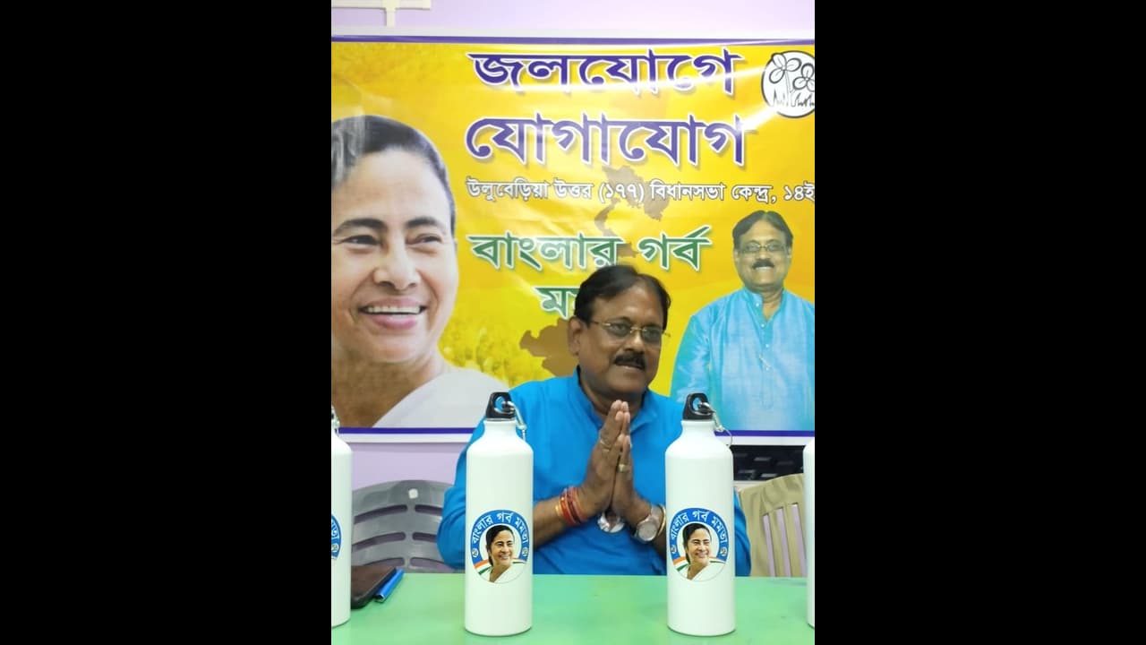 করমর্দন ও হস্তচুম্বন থেকে বিরত থাকার 'নির্মল' পরামর্শ করমর্দন ও হস্তচুম্বন থেকে বিরত থাকার 'নির্মল' পরামর্শ
