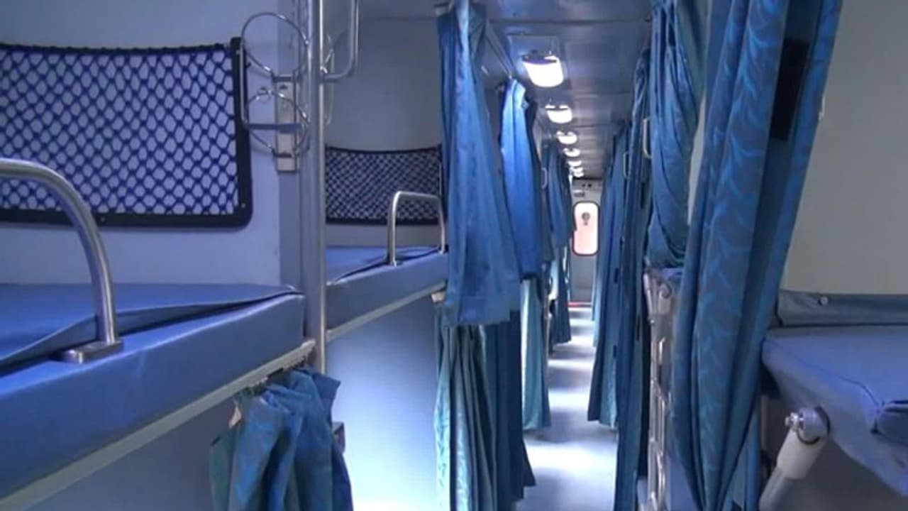 শীতাতপ নিয়ন্ত্রিত ট্রেনের কামরা কতটা নিরাপদ, করোনার সংক্রমণ আরও বাড়িয়ে দেবে না তো