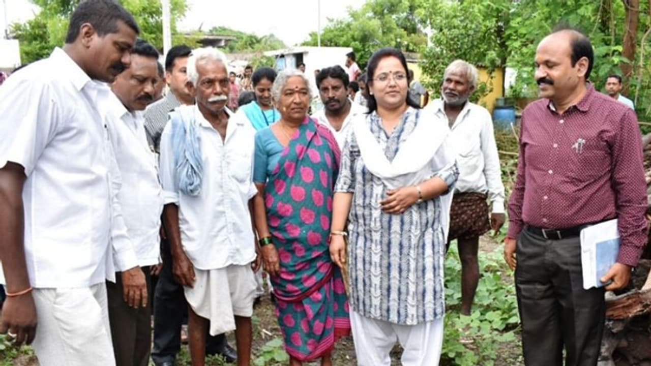 ഒറ്റവര്ഷം, ഡെങ്കിപ്പനി കാരണം ആളുകള് വലഞ്ഞിരുന്നൊരു ജില്ലയെ ദേവസേനയെന്ന കളക്ടര് മാറ്റിയെടുത്തത് ഇങ്ങനെ ഒറ്റവര്ഷം, ഡെങ്കിപ്പനി കാരണം ആളുകള് വലഞ്ഞിരുന്നൊരു ജില്ലയെ ദേവസേനയെന്ന കളക്ടര് മാറ്റിയെടുത്തത് ഇങ്ങനെ