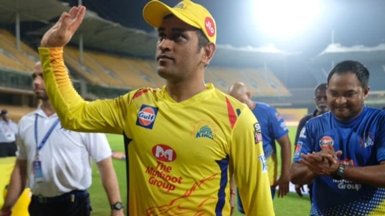 ആരാധകരെ നിരാശരാക്കി ധോണി നാട്ടിലേക്ക് മടങ്ങി; മടങ്ങിവരവ് അവ്യക്തം ആരാധകരെ നിരാശരാക്കി ധോണി നാട്ടിലേക്ക് മടങ്ങി; മടങ്ങിവരവ് അവ്യക്തം