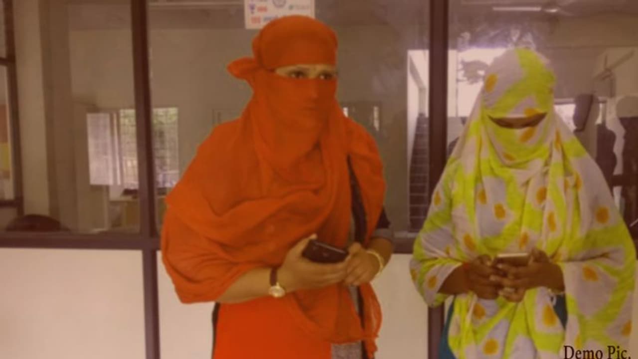 जिससे मां करती थी प्यार उसी से करा दी बड़ी बेटी की शादी, सच मालूम हुआ तो बेटी ने उठाया यह कदम जिससे मां करती थी प्यार उसी से करा दी बड़ी बेटी की शादी, सच मालूम हुआ तो बेटी ने उठाया यह कदम