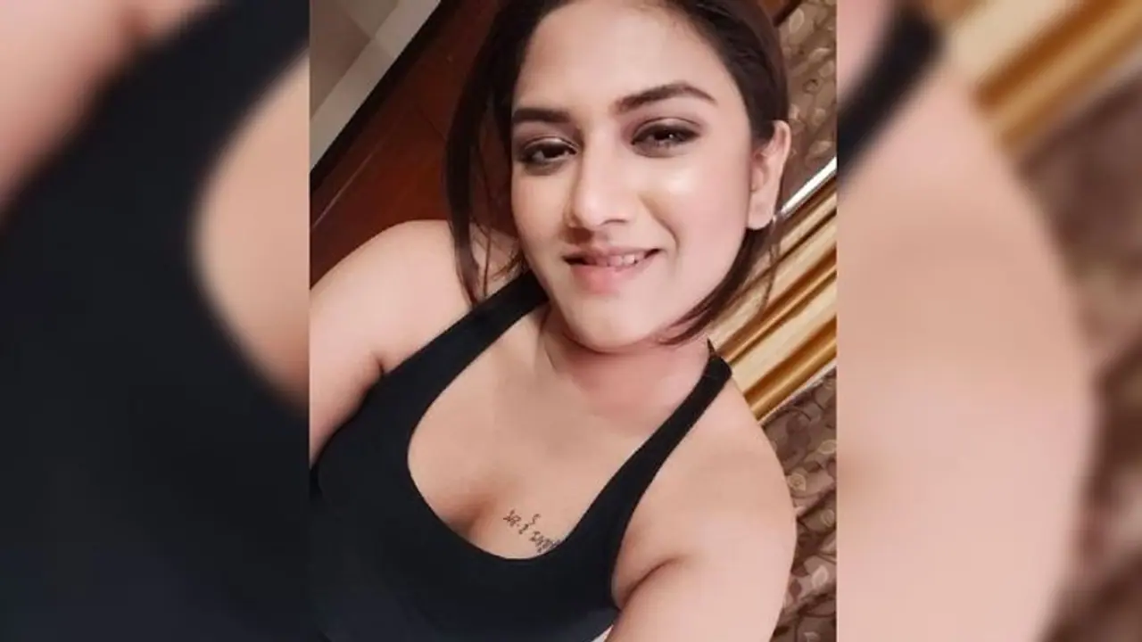 মাইক্রো মিনি স্কার্টে টেলি অভিনেত্রীর হট ডান্স, করিনা কাপুরকেও হার মানালেন চাঁদনি মাইক্রো মিনি স্কার্টে টেলি অভিনেত্রীর হট ডান্স, করিনা কাপুরকেও হার মানালেন চাঁদনি