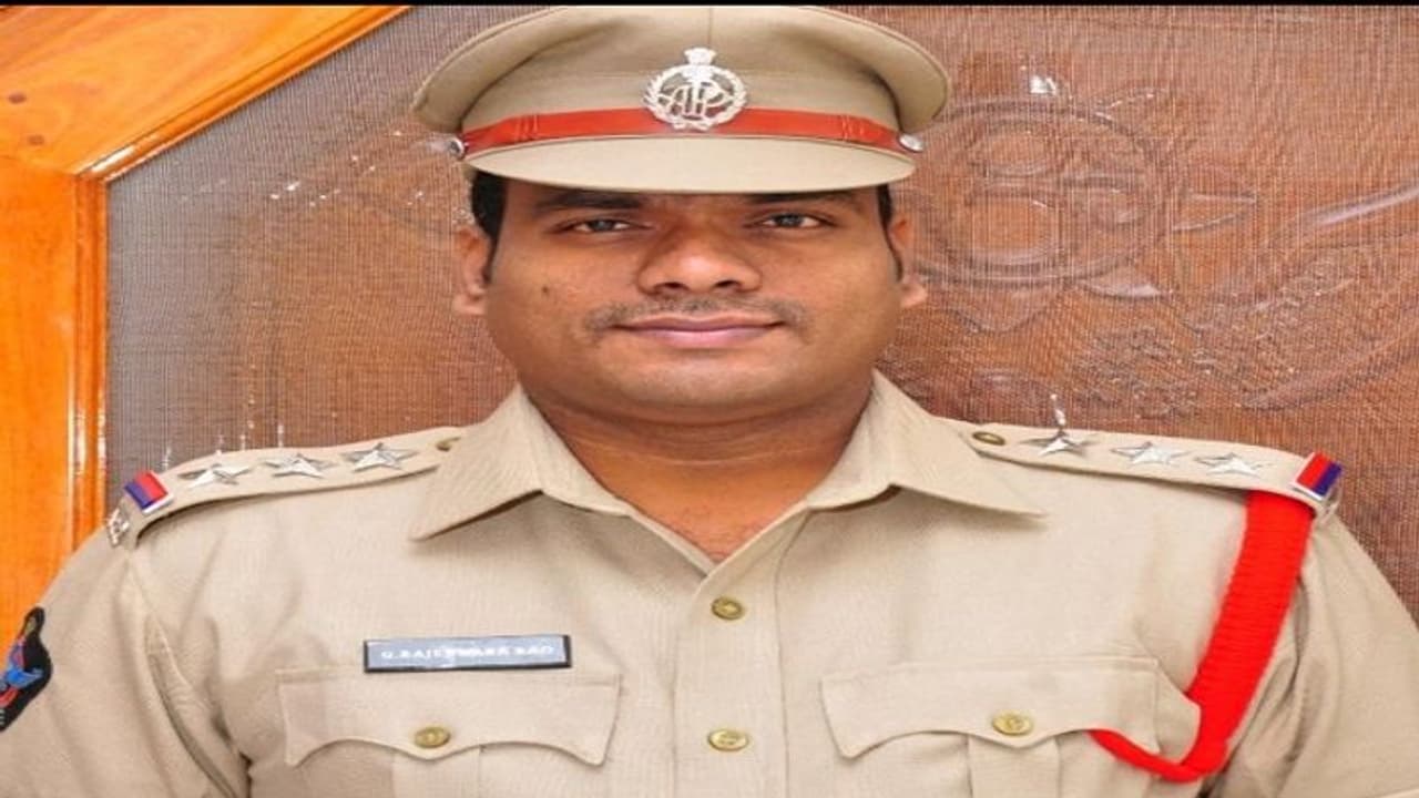 స్థానిక ఎన్నికలపై ఈసీ సీరియస్: వేటు పడిన అధికారులు వీరే... స్థానిక ఎన్నికలపై ఈసీ సీరియస్: వేటు పడిన అధికారులు వీరే...