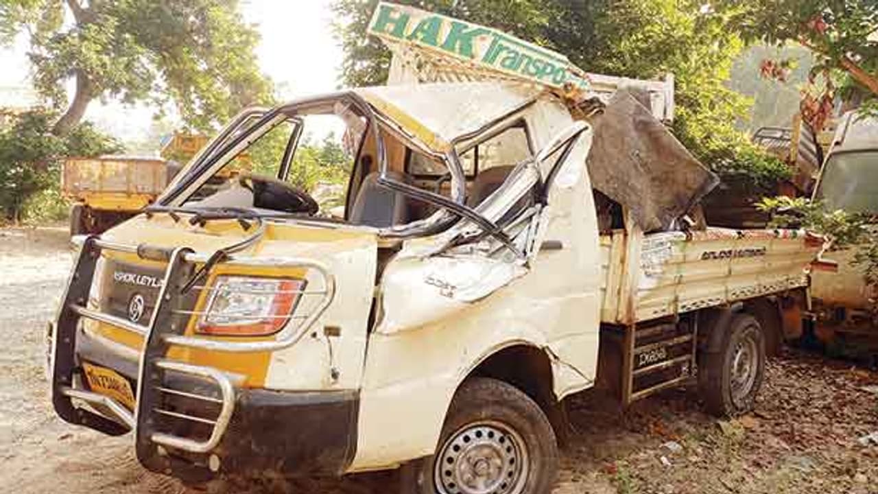 லோடு ஆட்டோவில் ஆபத்தான பயணம்..! விருந்திற்கு சென்ற நண்பர்கள் பரிதாப பலி..! லோடு ஆட்டோவில் ஆபத்தான பயணம்..! விருந்திற்கு சென்ற நண்பர்கள் பரிதாப பலி..!