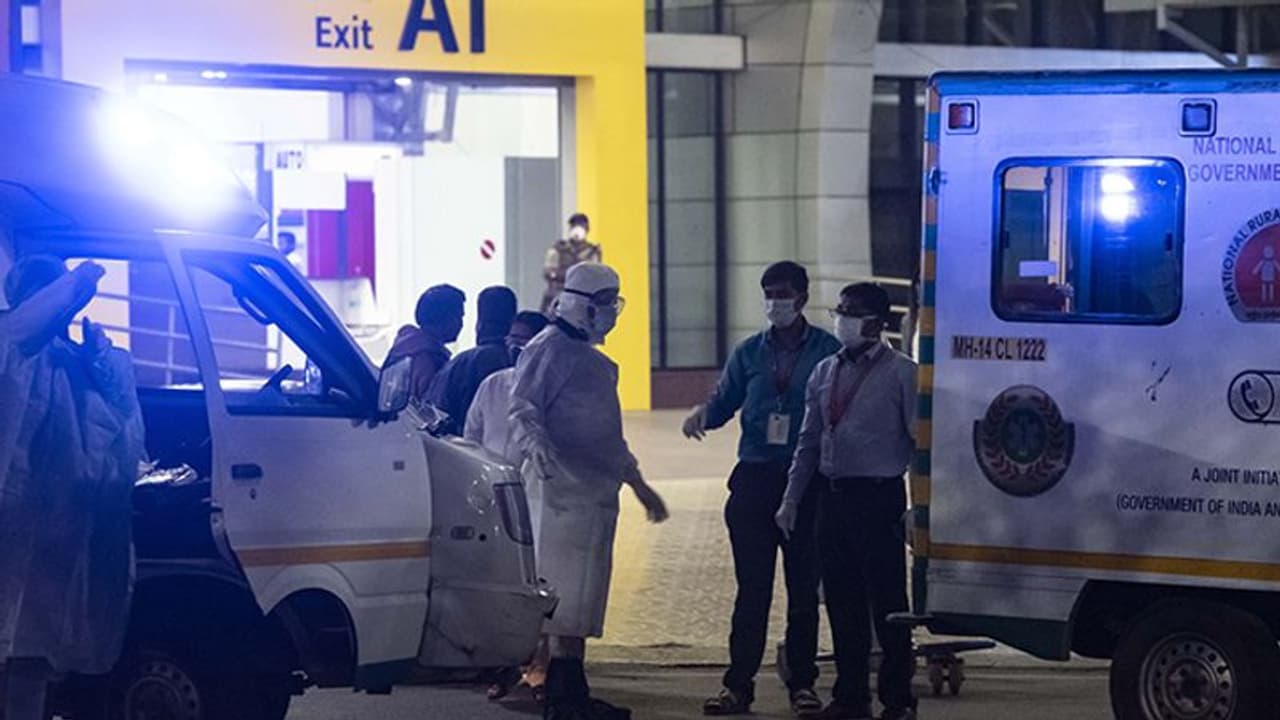 করোনা প্রাণ কেড়েছে বাবার, এবার মেয়ে আক্রান্ত হলেন মারণ ভাইরাসে