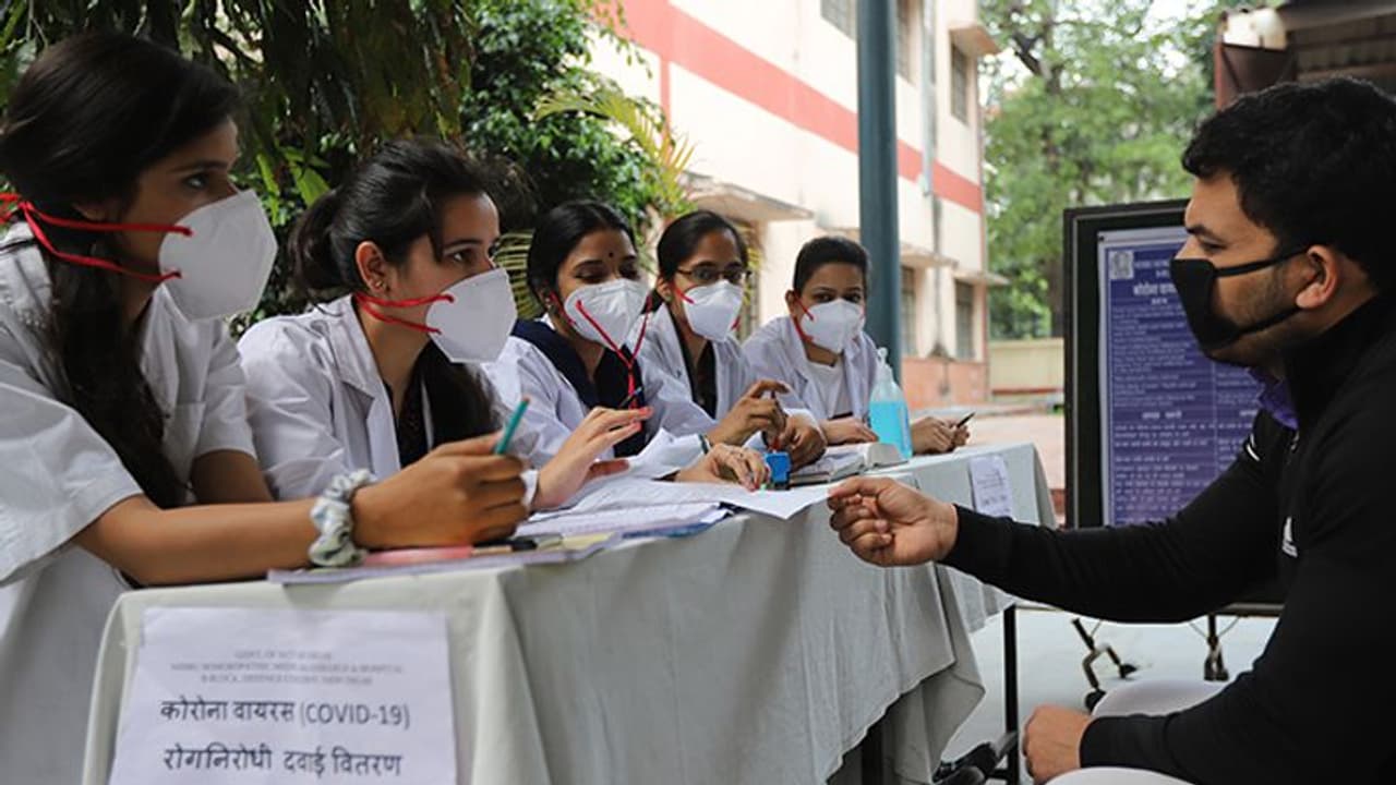 యమా డేంజర్... 24గంటల్లో 2వేల మందికి సోకిన కరోనా యమా డేంజర్... 24గంటల్లో 2వేల మందికి సోకిన కరోనా