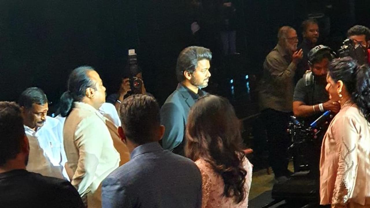 மேடைக்கு வந்ததும் தளபதி செய்த செயல்! கை தட்டி ஆரவாரம் செய்த பிரபலங்கள்! வீடியோ