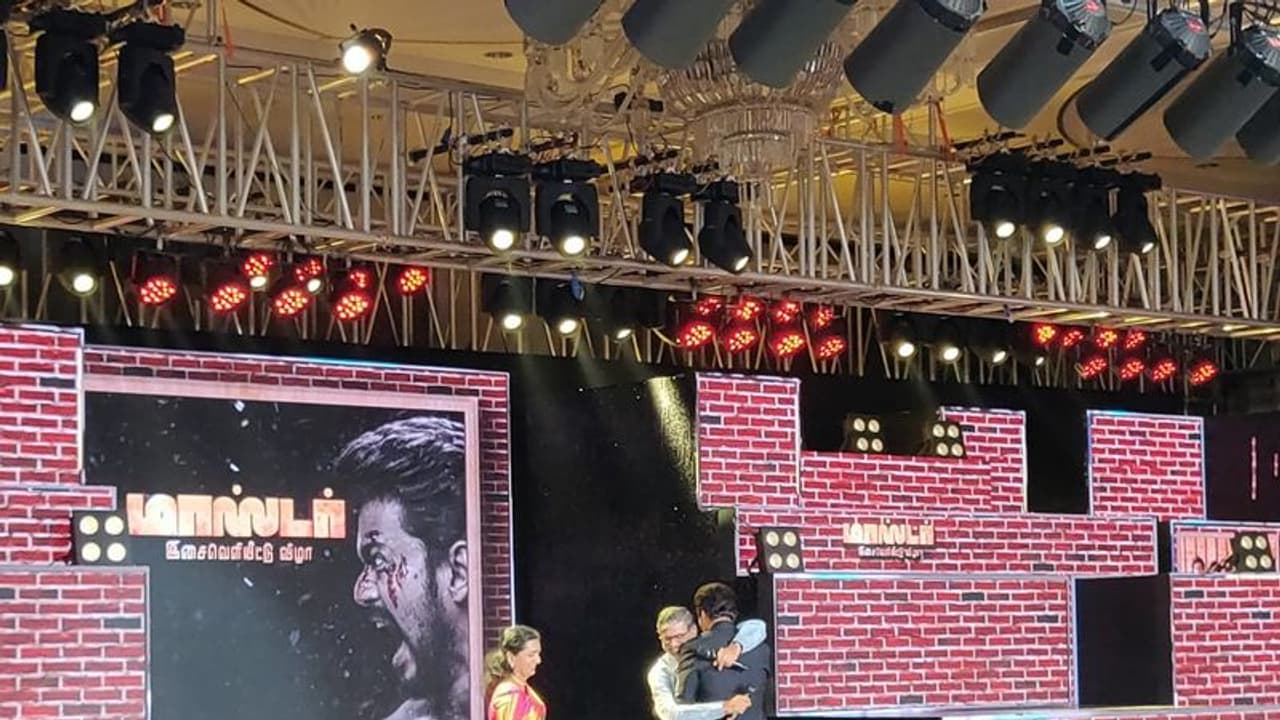 அம்மாவின் ஆசையை மேடையில் நிறைவேற்றிய விஜய்! மனதை உருக வைத்த தருணம்! அம்மாவின் ஆசையை மேடையில் நிறைவேற்றிய விஜய்! மனதை உருக வைத்த தருணம்!