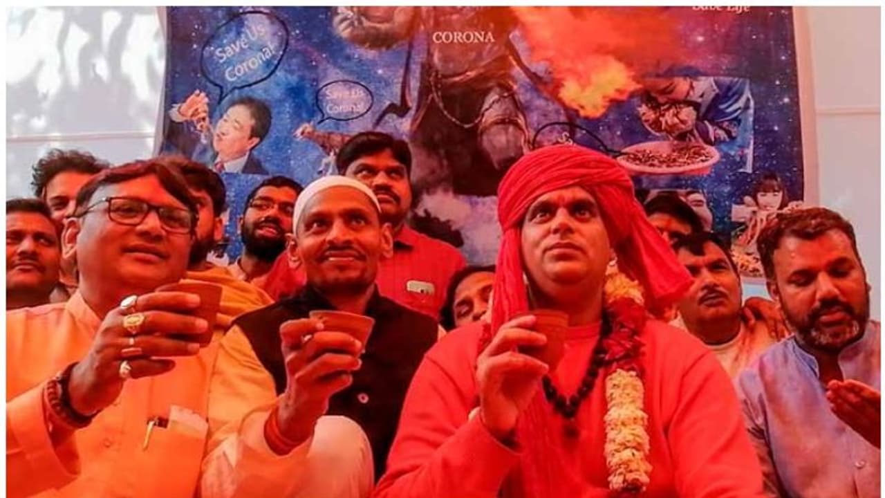 കൊവിഡ് 19: ഒരു വര്ഷം സെക്സ് പാടില്ല, പകരം ഓം നമഃശിവായ; നിര്ദേശവുമായി ഹിന്ദുമഹാസഭ കൊവിഡ് 19: ഒരു വര്ഷം സെക്സ് പാടില്ല, പകരം ഓം നമഃശിവായ; നിര്ദേശവുമായി ഹിന്ദുമഹാസഭ