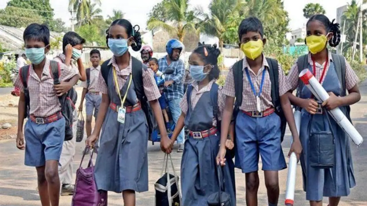 স্কুল খুললেও করোনা আতঙ্কে দেখা নেই পড়ুয়ার, বাড়ি বাড়ি ঘুরলেন শিক্ষকরা স্কুল খুললেও করোনা আতঙ্কে দেখা নেই পড়ুয়ার, বাড়ি বাড়ি ঘুরলেন শিক্ষকরা