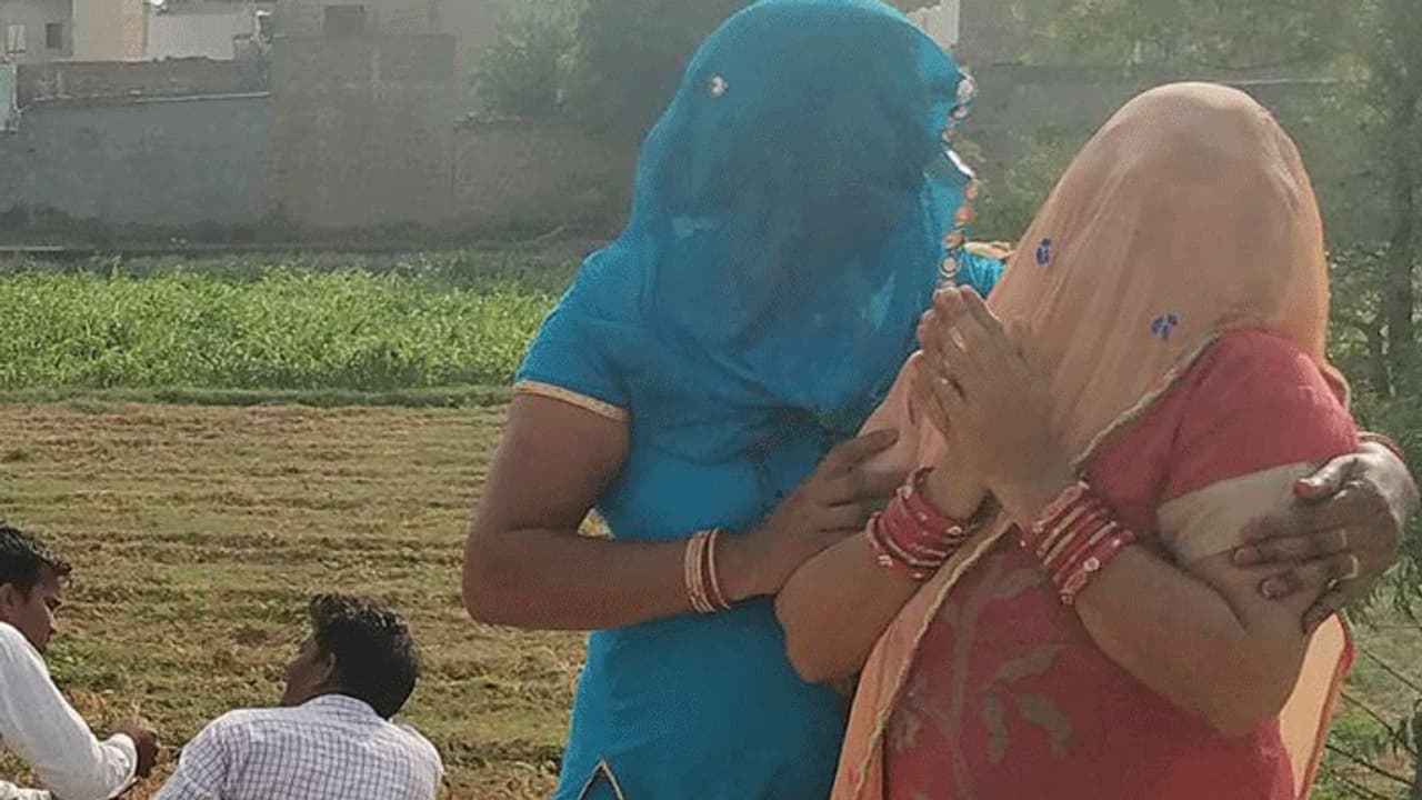 खेलते खेलते मौत के मुहं में समा गई ढाई साल की बच्ची, मां के पलक झपकते ही दुनिया छोड़ गई बेटी खेलते खेलते मौत के मुहं में समा गई ढाई साल की बच्ची, मां के पलक झपकते ही दुनिया छोड़ गई बेटी