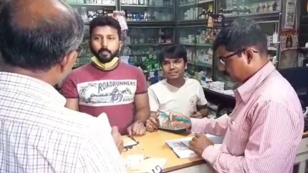 পাওয়া যাচ্ছে না স্যানিটাইজার, মাস্কের কালোবাজারি রুখতে শহরে তল্লাশি