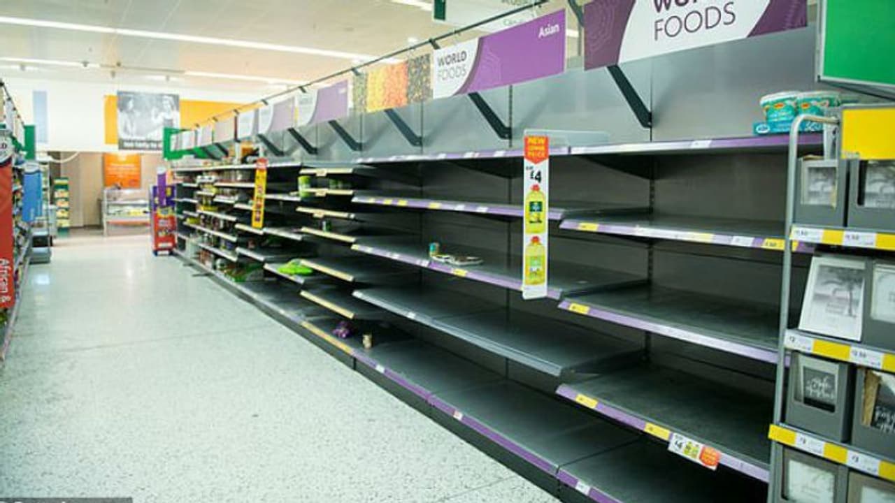 കൊവിഡ് 19; സൂപ്പര് മാര്ക്കറ്റുകളില് വന് തിരക്ക്, കാലിയായി കടകള്! കൊവിഡ് 19; സൂപ്പര് മാര്ക്കറ്റുകളില് വന് തിരക്ക്, കാലിയായി കടകള്!