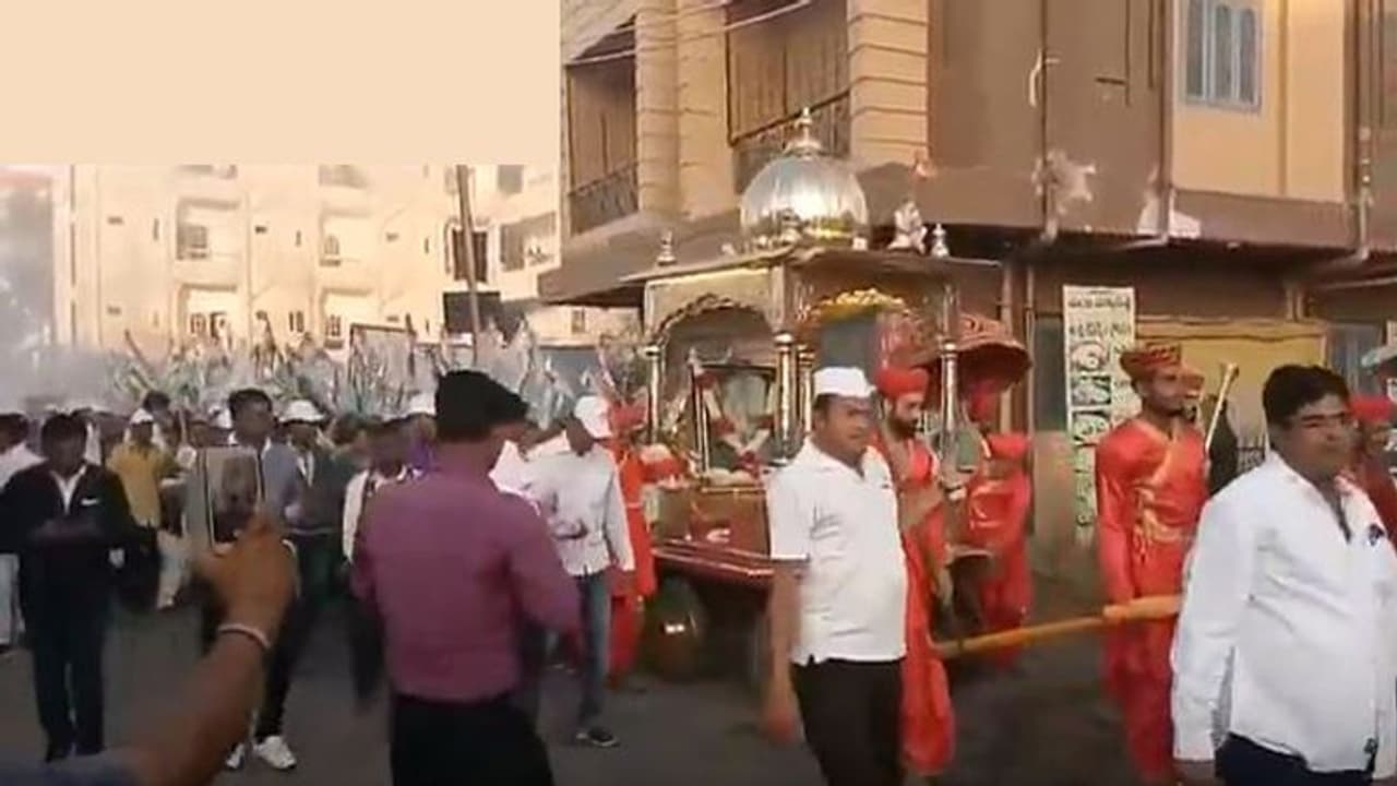 आस्था के आड़े आ रहा कोरोना वायरस, शिर्डी परिक्रमा महोत्सव कराने वालों पर मामला दर्ज आस्था के आड़े आ रहा कोरोना वायरस, शिर्डी परिक्रमा महोत्सव कराने वालों पर मामला दर्ज