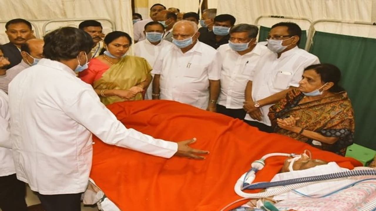 ಕಿಮ್ಸ್‌ಗೆ ಯಡಿಯೂರಪ್ಪ ಭೇಟಿ: ಪಾಪು ಸ್ಥಿತಿ ಗಂಭೀರ