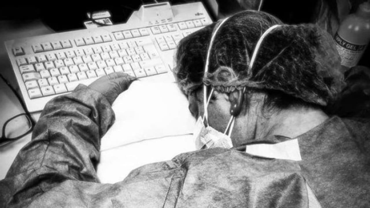 കൊവിഡ് 19: മാസ്കും കയ്യുറയും അഴിച്ചു മാറ്റാതെ തളർന്നുറങ്ങി നഴ്സ്; ചിത്രം ഏറ്റെടുത്ത് സോഷ്യല് മീഡിയ കൊവിഡ് 19: മാസ്കും കയ്യുറയും അഴിച്ചു മാറ്റാതെ തളർന്നുറങ്ങി നഴ്സ്; ചിത്രം ഏറ്റെടുത്ത് സോഷ്യല് മീഡിയ