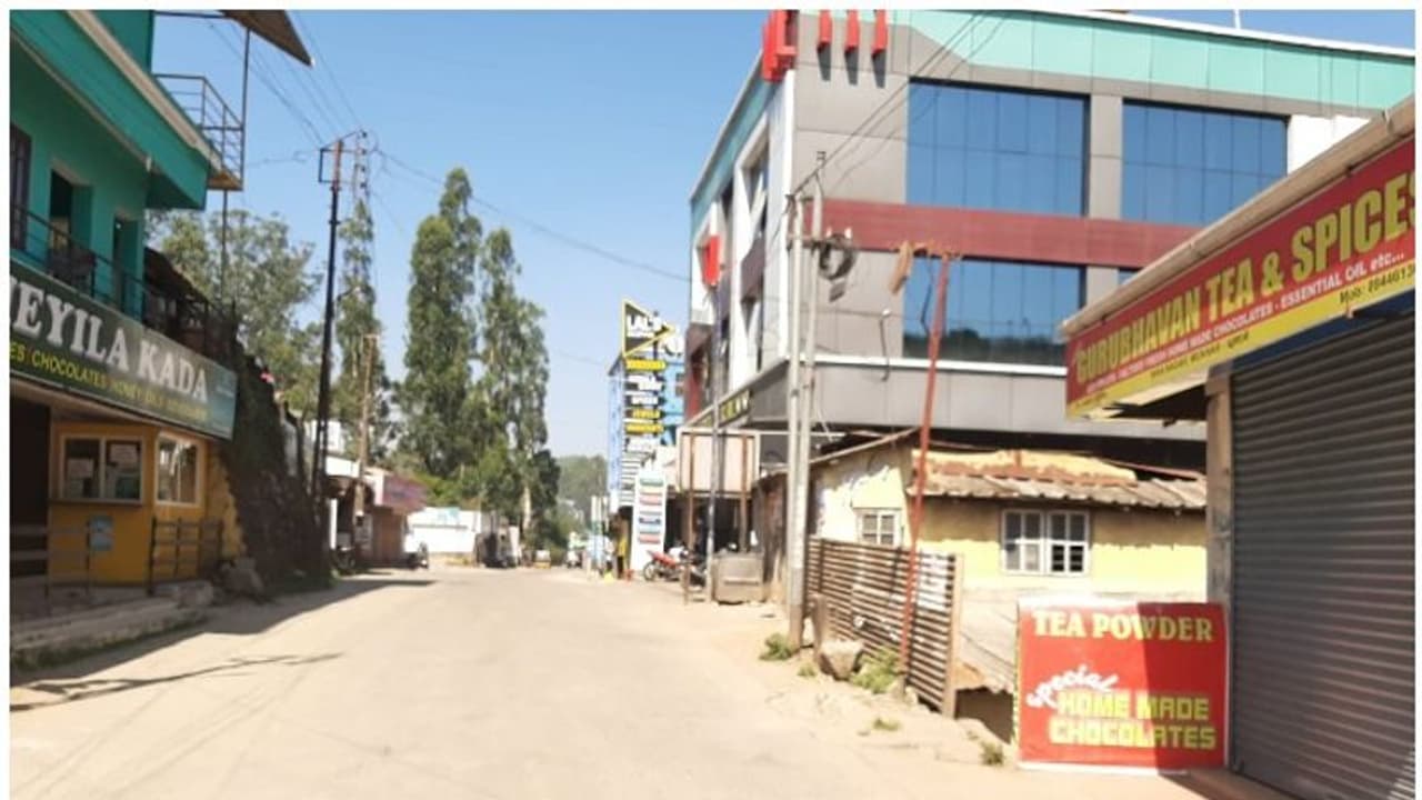 മൂന്നാറിൽ കടുത്ത നിയന്ത്രണങ്ങൾ; ട്രിപ്പ് ജീപ്പുകൾക്ക് ഈ മാസം 31 വരെ വിലക്ക് മൂന്നാറിൽ കടുത്ത നിയന്ത്രണങ്ങൾ; ട്രിപ്പ് ജീപ്പുകൾക്ക് ഈ മാസം 31 വരെ വിലക്ക്