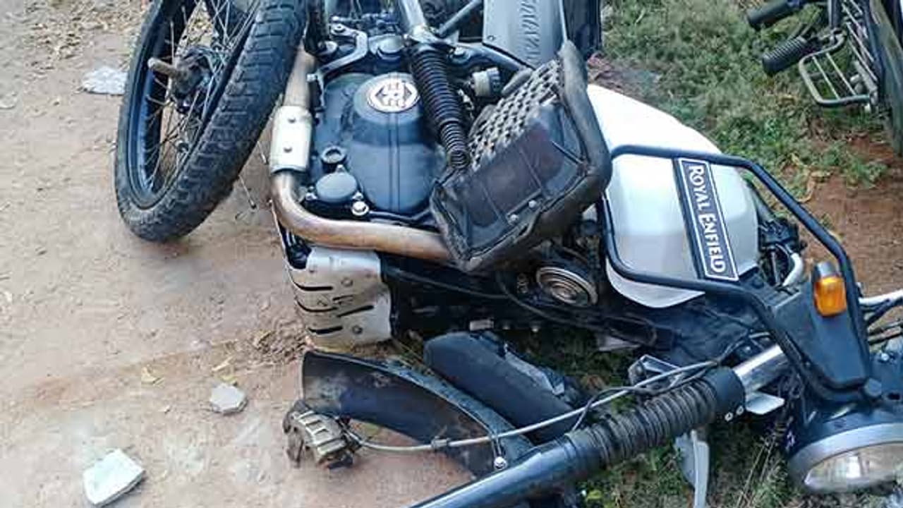 வேன் புல்லட் பயங்கர மோதல்..! இரு வாலிபர்கள் பரிதாப பலி..!