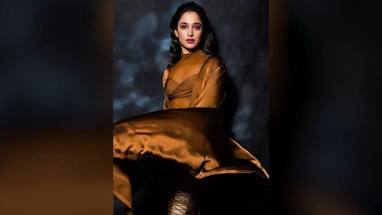 জামা উঠতে উঠতে কোমড়ে, খেয়াল না করেই র‍্যাম্পে হেঁটে চললেন বলিউড অভিনেত্রী