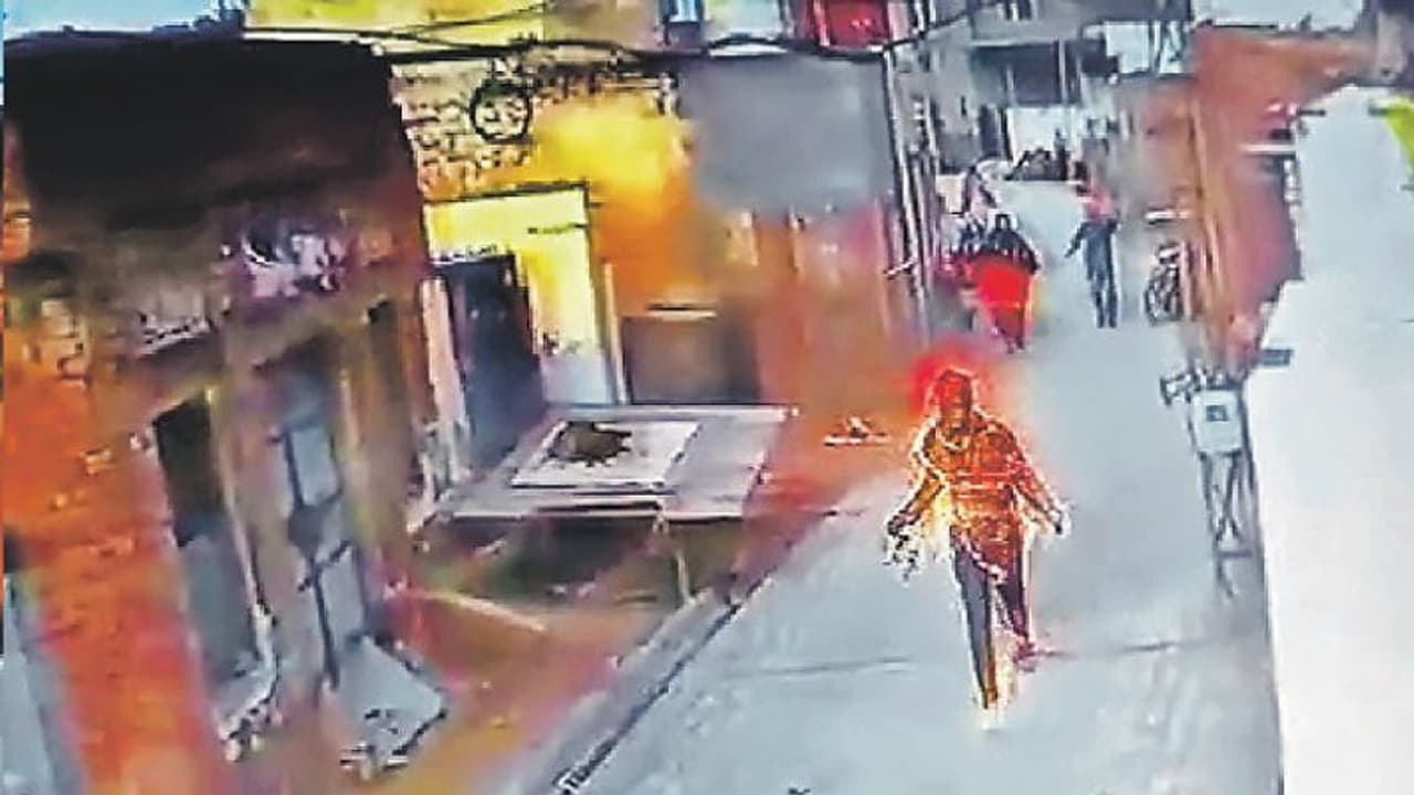 15 दिनों से रिश्तेदार के यहां छुपकर बैठी थी गर्लफ्रेंड...उसे डराने बॉयफ्रेंड ने लगाई पैंट में आग...और फिर 15 दिनों से रिश्तेदार के यहां छुपकर बैठी थी गर्लफ्रेंड...उसे डराने बॉयफ्रेंड ने लगाई पैंट में आग...और फिर