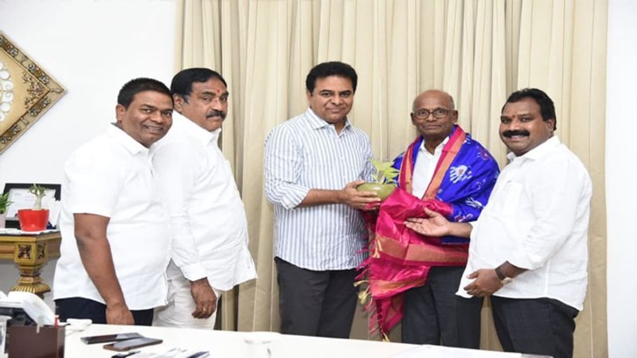 రియల్ శ్రీమంతుడితో కేటీఆర్... ట్విట్టర్ లో ఫోటోలు రియల్ శ్రీమంతుడితో కేటీఆర్... ట్విట్టర్ లో ఫోటోలు