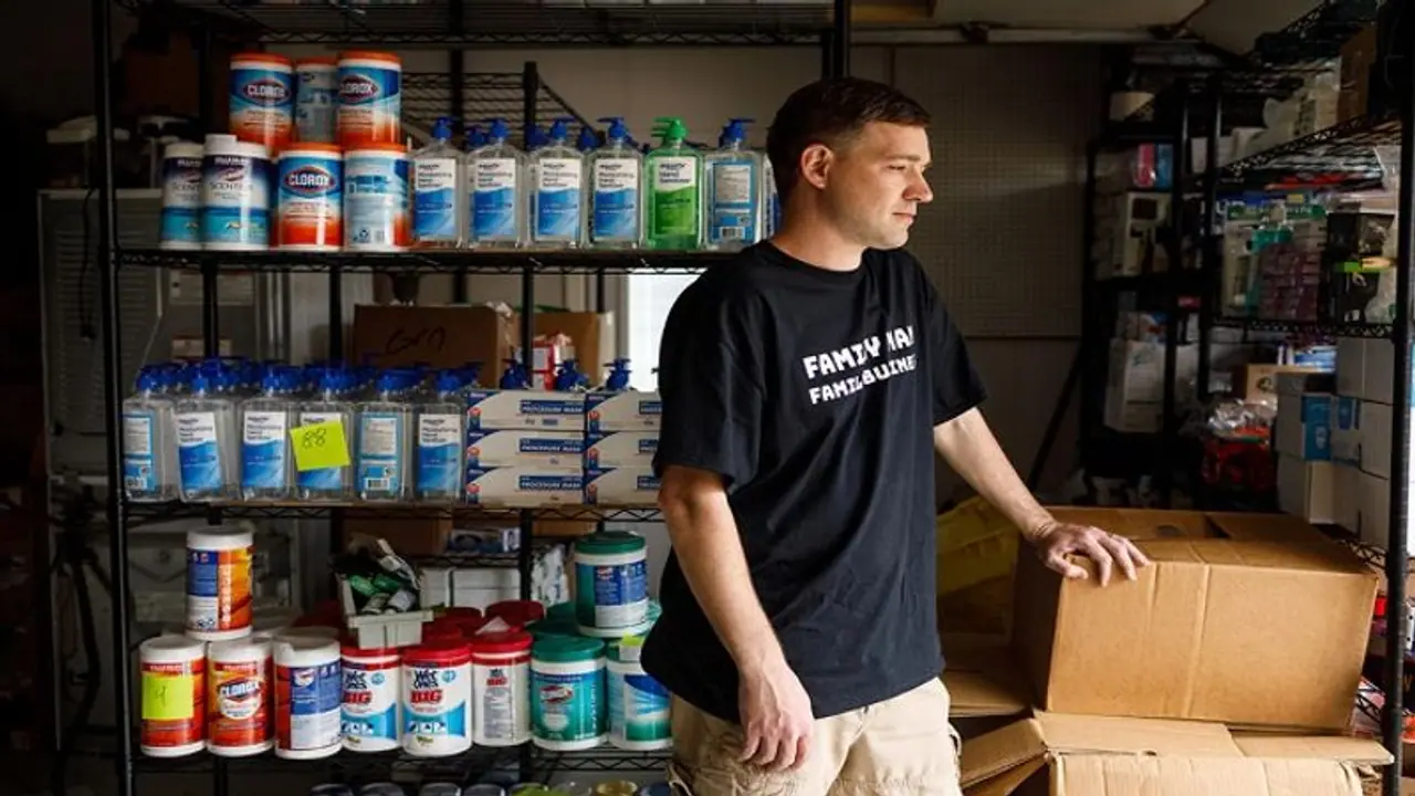 शख्स ने ऑनलाइन खरीद ली सेनिटाइजर की 18 हजार बोतलें, कालाबाजारी करने के चक्कर में बुरा फंसा शख्स ने ऑनलाइन खरीद ली सेनिटाइजर की 18 हजार बोतलें, कालाबाजारी करने के चक्कर में बुरा फंसा