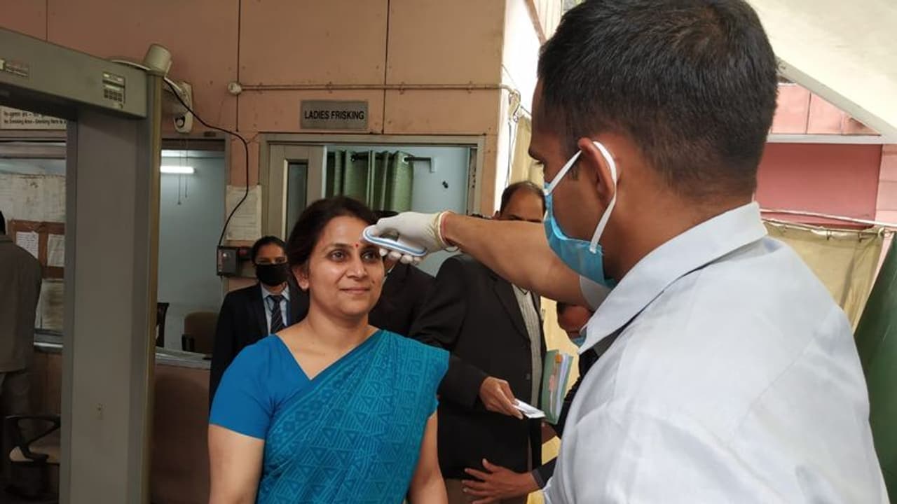 മൂന്ന് പേര്ക്ക് കൂടി കൊവിഡ് 19 സ്ഥിരീകരിച്ചു, സംസ്ഥാനത്ത് ആകെ 24 രോഗികള്; 12,740 പേര് നിരീക്ഷണത്തില് മൂന്ന് പേര്ക്ക് കൂടി കൊവിഡ് 19 സ്ഥിരീകരിച്ചു, സംസ്ഥാനത്ത് ആകെ 24 രോഗികള്; 12,740 പേര് നിരീക്ഷണത്തില്