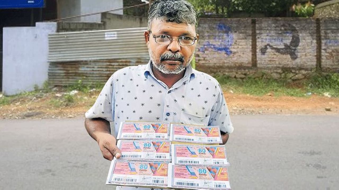 നമ്പര്‍ തിരുത്തിയ ടിക്കറ്റുകള്‍ നല്‍കി പണം വാങ്ങി; കയ്യോടെ പിടികൂടി ലോട്ടറി വില്‍പ്പനക്കാരന്‍