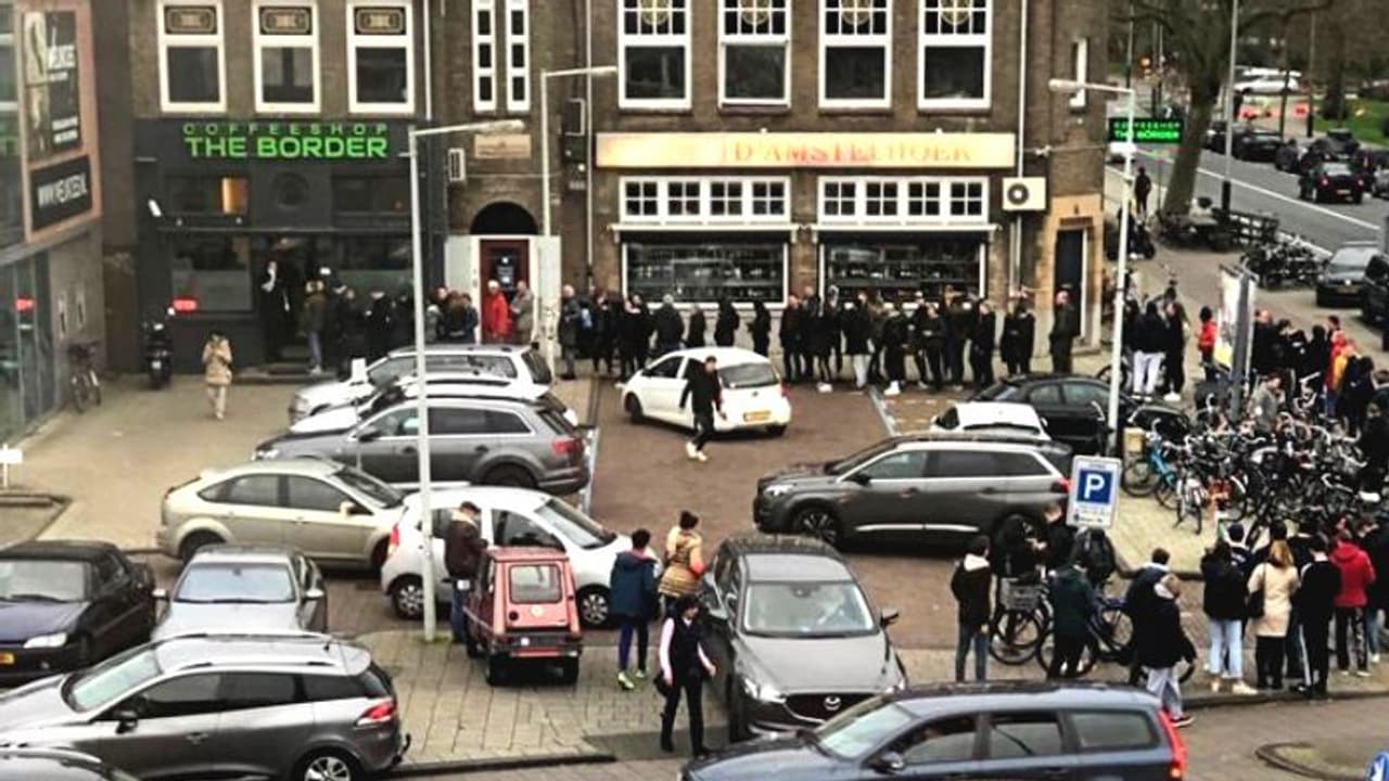 বন্ধ সব সেক্স ক্লাব, 'করোনা আতঙ্কে' লম্বা লাইন গাঁজা চরসের দোকানের বাইরে বন্ধ সব সেক্স ক্লাব, 'করোনা আতঙ্কে' লম্বা লাইন গাঁজা চরসের দোকানের বাইরে