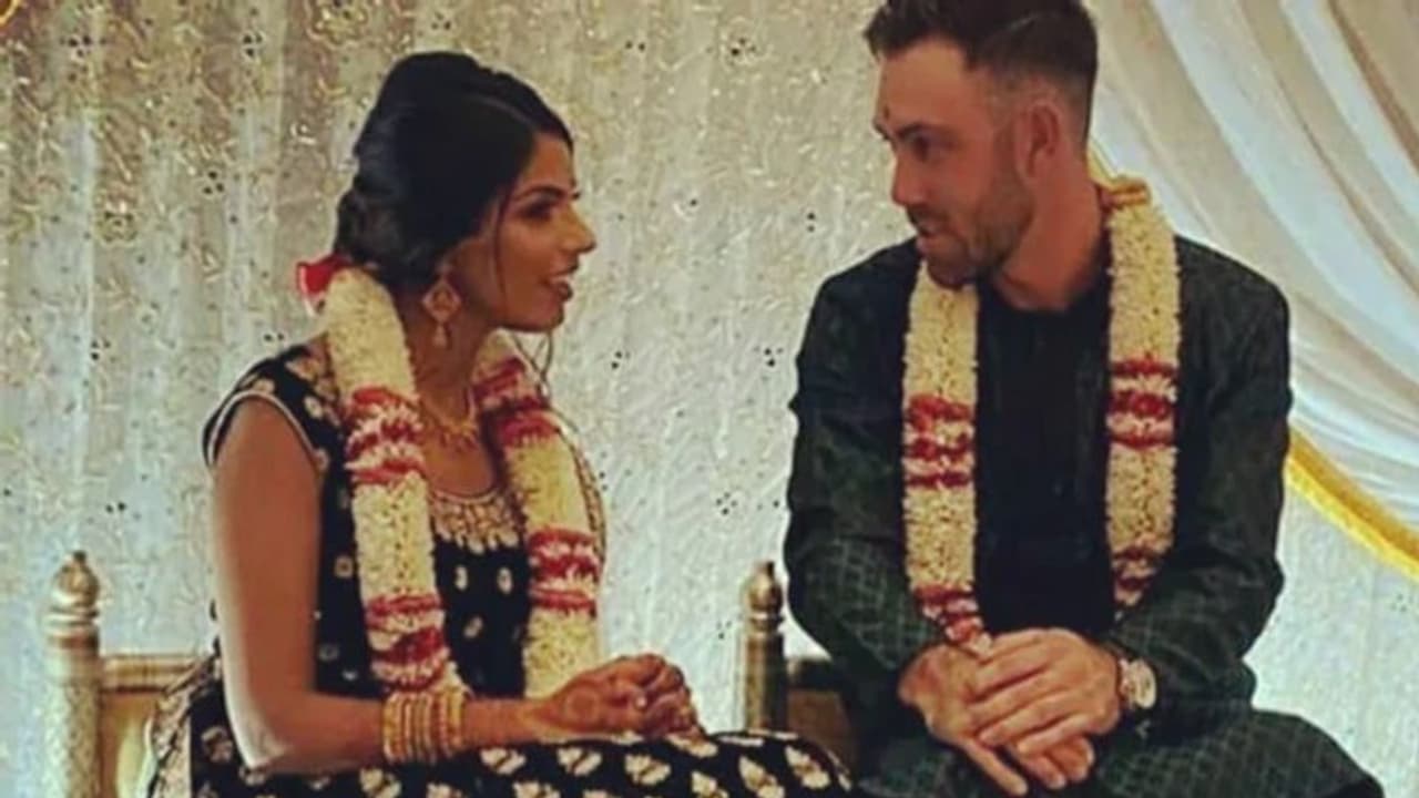 പരമ്പരാഗത ഇന്ത്യന് വേഷത്തില് മാക്സ്വെല്; വിവാഹനിശ്ചയ ചിത്രം പുറത്തുവിട്ട് വിനി രാമന് പരമ്പരാഗത ഇന്ത്യന് വേഷത്തില് മാക്സ്വെല്; വിവാഹനിശ്ചയ ചിത്രം പുറത്തുവിട്ട് വിനി രാമന്