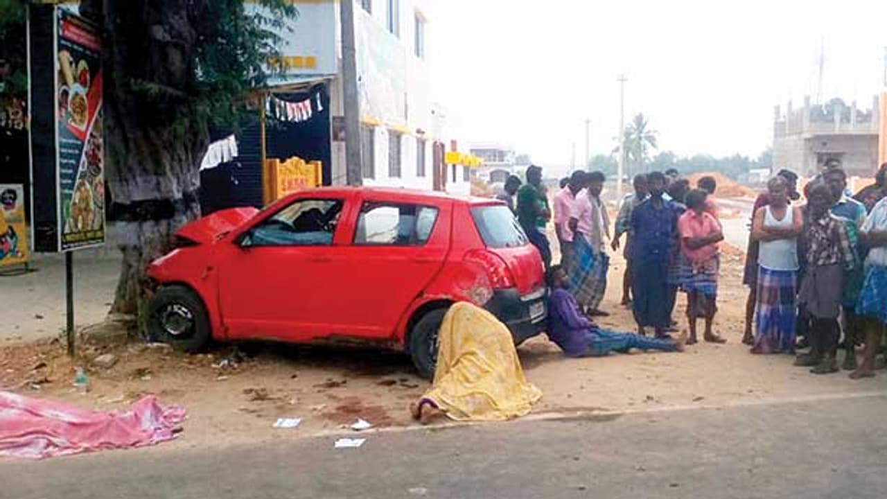 அதிவேகத்தில் சென்று புளியமரத்தில் பயங்கரமாக மோதிய கார்..! இருபெண்கள் உடல் நசுங்கி பலி..! அதிவேகத்தில் சென்று புளியமரத்தில் பயங்கரமாக மோதிய கார்..! இருபெண்கள் உடல் நசுங்கி பலி..!