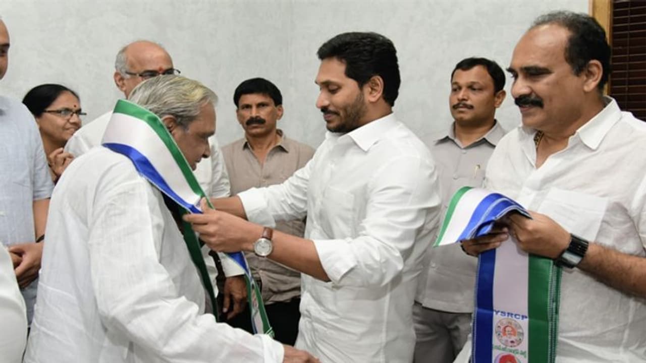 టిడిపికి మరో బిగ్ షాక్... వైసిపిలో చేరిన మాజీ మంత్రి టిడిపికి మరో బిగ్ షాక్... వైసిపిలో చేరిన మాజీ మంత్రి