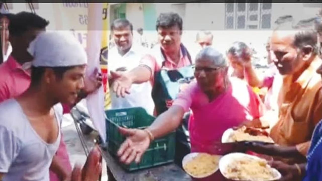 இலவச சிக்கன் பிரியாணி..! கொரோனாவை மறந்து ஆயிரக்கணக்கில் முண்டியடித்து திரண்ட மக்கள்..! இலவச சிக்கன் பிரியாணி..! கொரோனாவை மறந்து ஆயிரக்கணக்கில் முண்டியடித்து திரண்ட மக்கள்..!