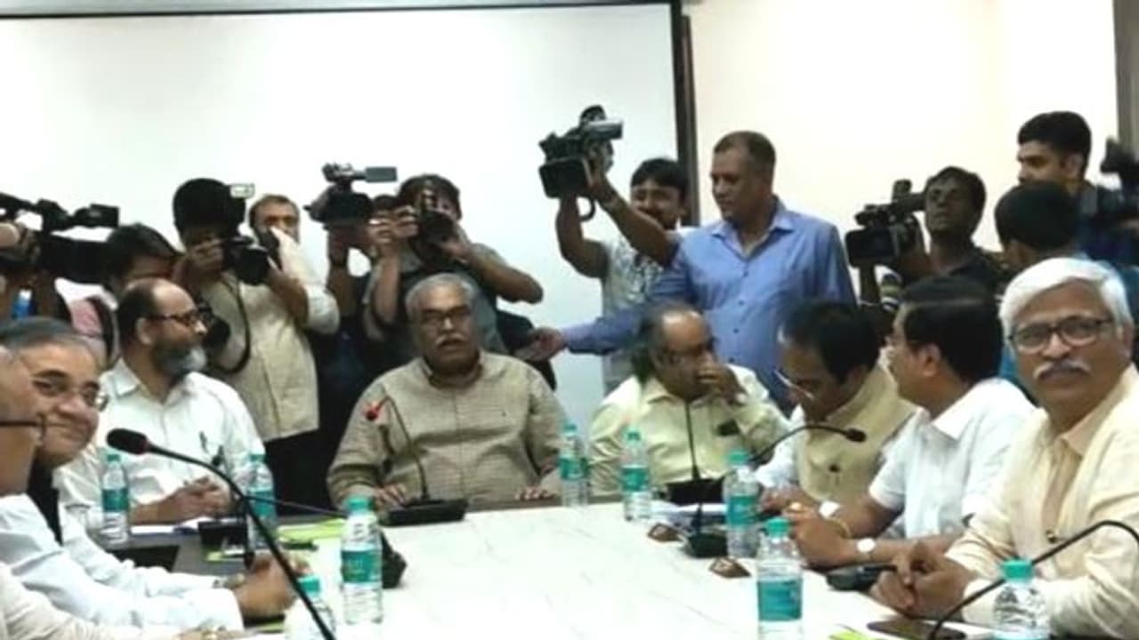 ১৫ দিন পর ফের বৈঠক, পিছিয়ে গেল পুরভোট ১৫ দিন পর ফের বৈঠক, পিছিয়ে গেল পুরভোট