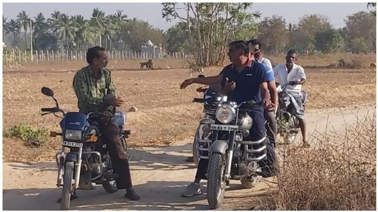 ஒத்தையடிப்பாதையில்... புல்லட்டில் ஹாயாக உலா வந்த அமைச்சர் கே.சி.வீரமணி..! ஒத்தையடிப்பாதையில்... புல்லட்டில் ஹாயாக உலா வந்த அமைச்சர் கே.சி.வீரமணி..!