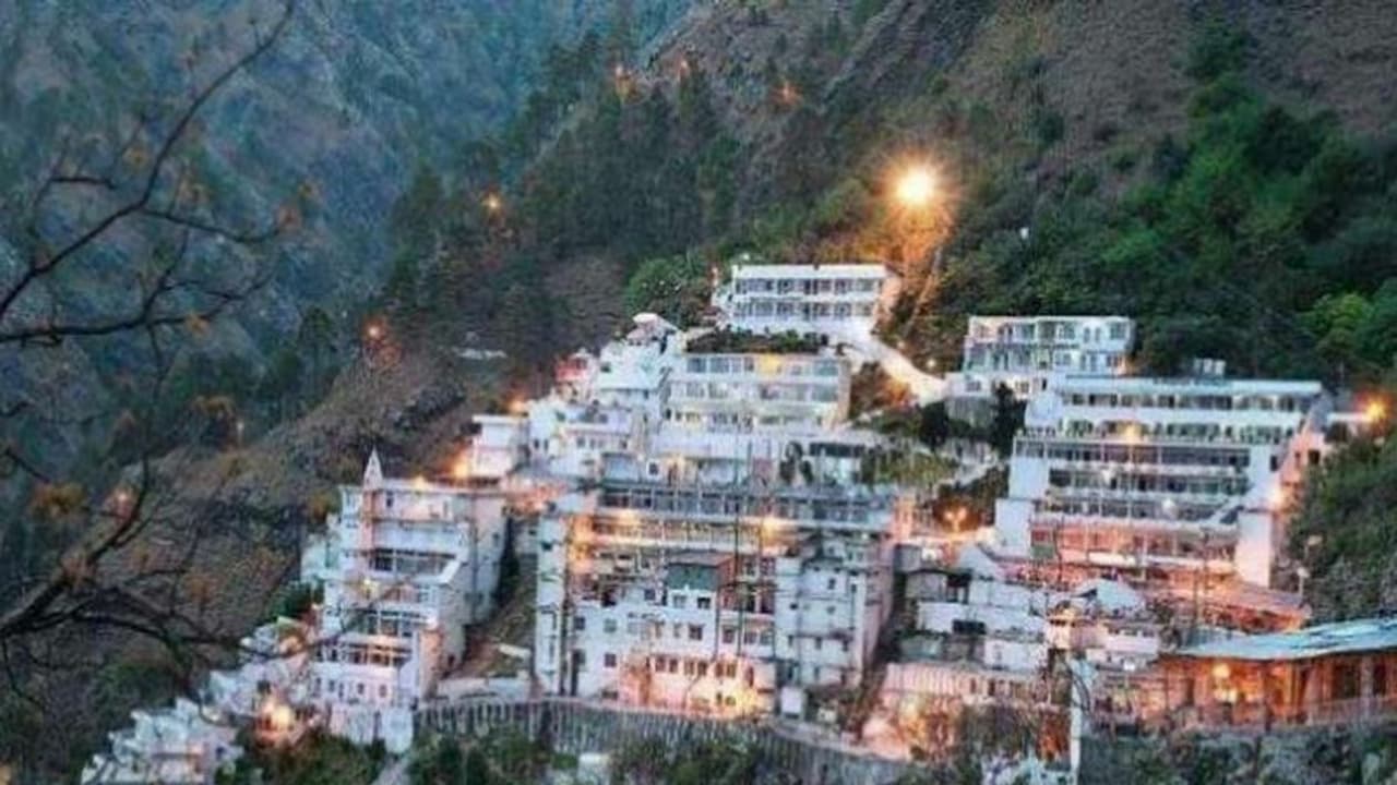 రూ. 2,000 కోట్లు.. 1,800 కేజీల బంగారం: వైష్ణోదేవి ఆలయానికి భక్తుల విరాళం రూ. 2,000 కోట్లు.. 1,800 కేజీల బంగారం: వైష్ణోదేవి ఆలయానికి భక్తుల విరాళం