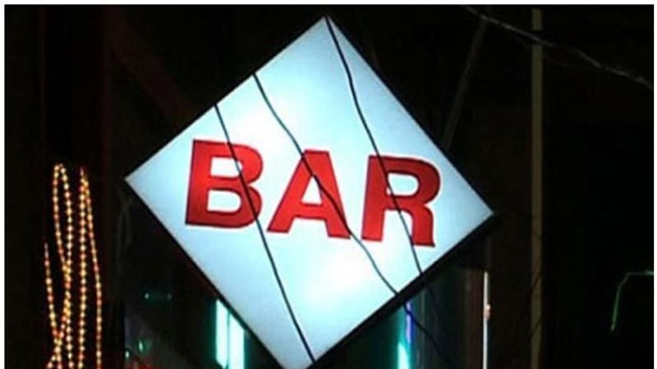 ഒരൊറ്റ ബാറും തുറക്കരുത്, കൗണ്ടർ വഴി മദ്യവിൽപ്പനയും വേണ്ടെന്ന് എക്സൈസ് കമ്മിഷണര്‍; ദേദഗതി വേണമെന്ന് ബാറുടമകള്‍